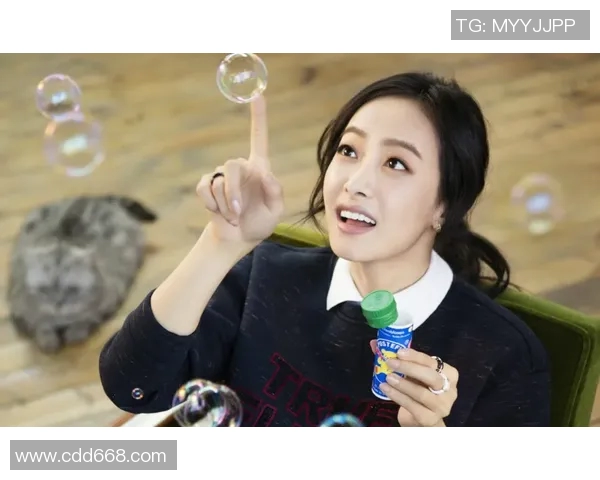 韩国女爱豆与足球明星的跨界合作引发热议，粉丝们的狂热追捧与期待